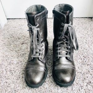 Silver combat boots! Size 7 😎👌